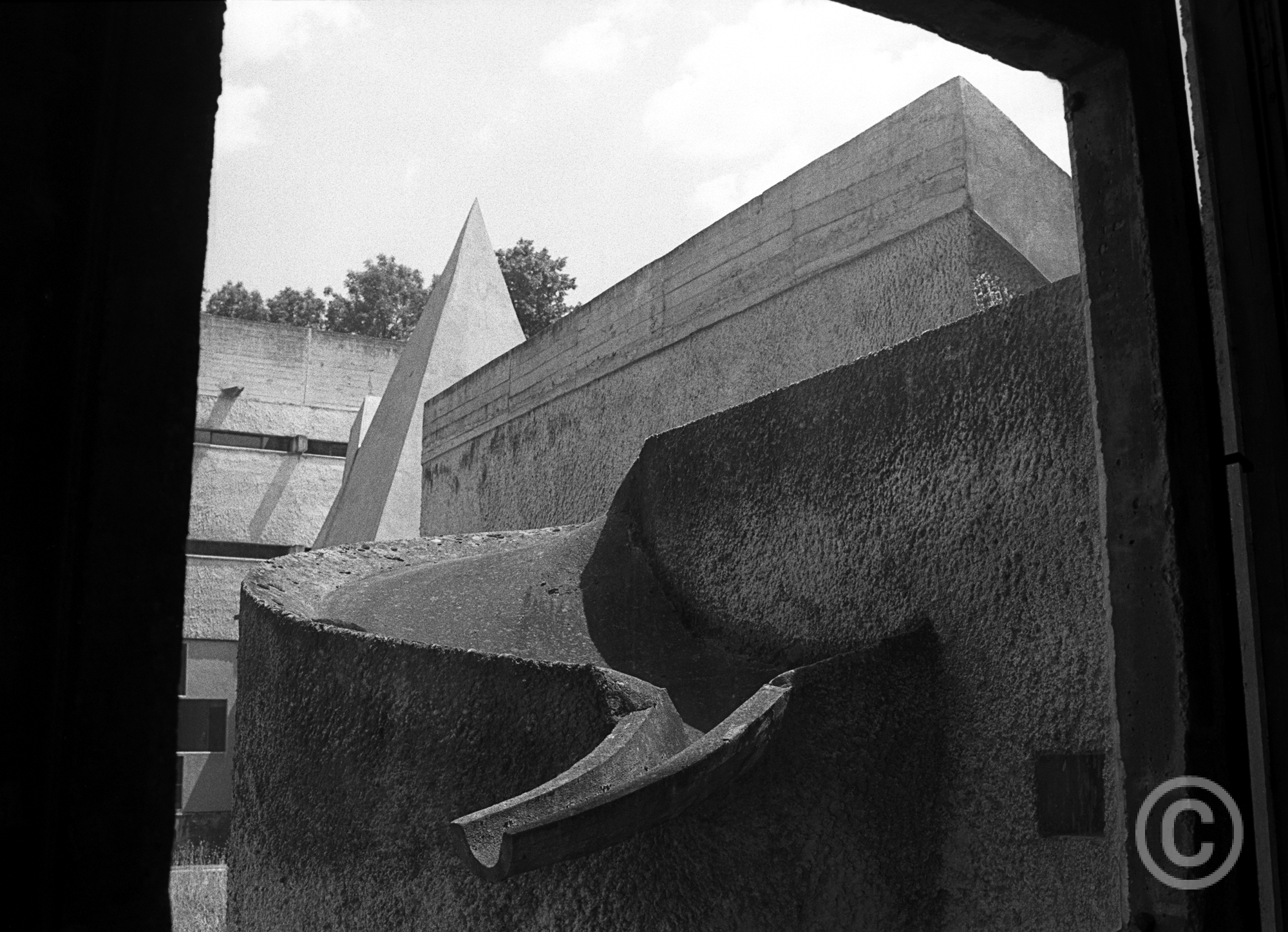 Sainte Marie de La Tourette no2 Dominican Order priory, Lyon, France Le Corbusier and Iannis Xenakis architects 1956 - 1960 © Jerominus 1996