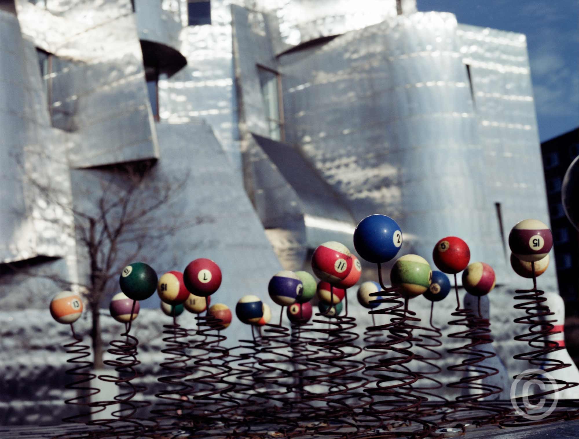 Jeu de boules (House of Balls's truck) Frederick R. Weisman Art Museum, Frank Gehry architect, 1993 Minneapolis, Minnesota, USA © 2002 Jerominus