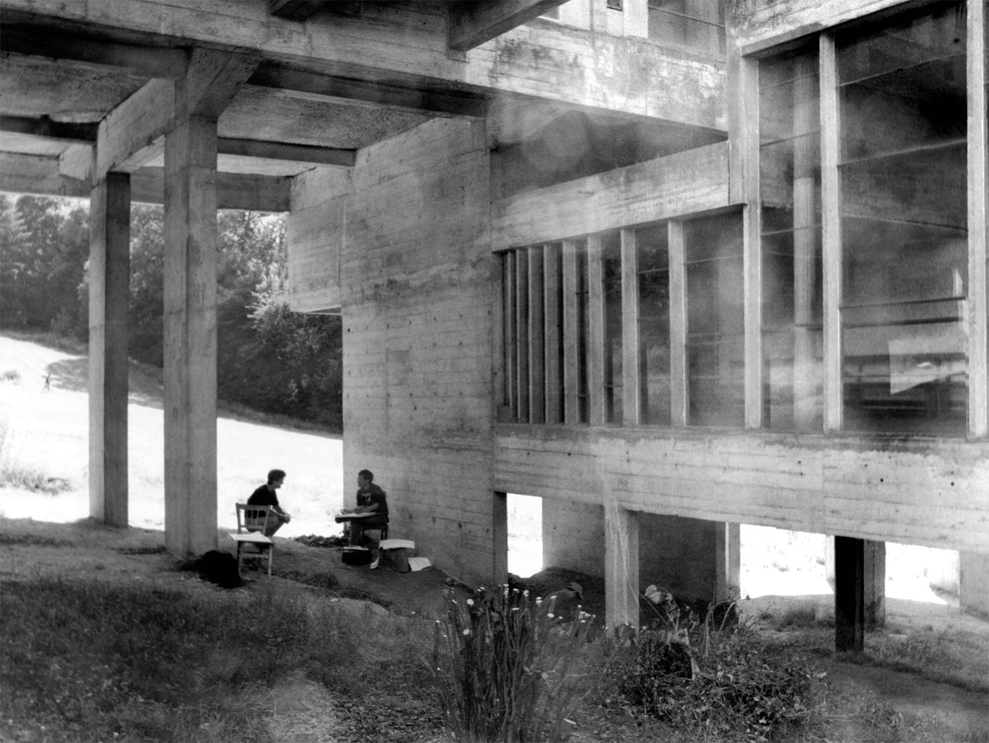 Couvent de la Tourette Under the Atrium Le Corbusier architect Visiting american students © Jerominus 1996